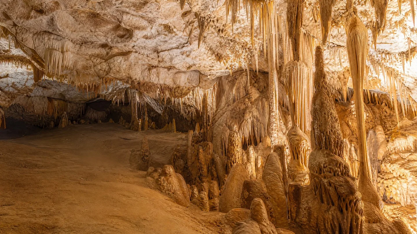 Cover image for The subterranean majesty of the world's oldest discovered open cave system